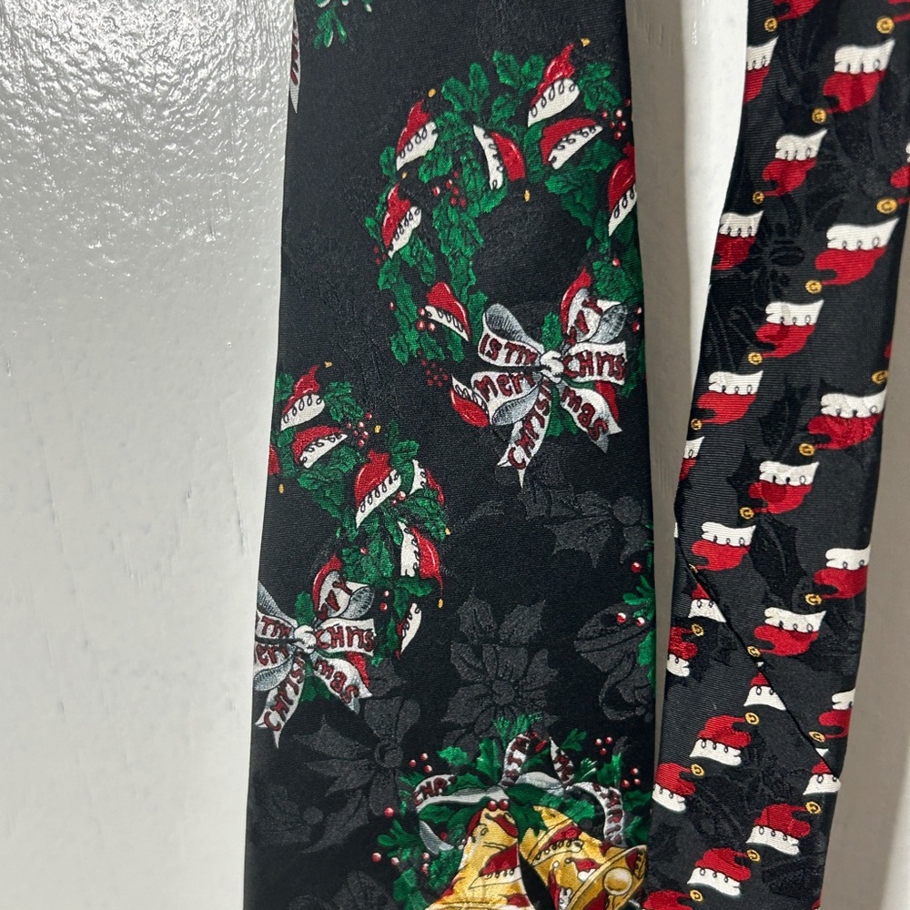 Festive Christmas Wreath and Santa Tie
